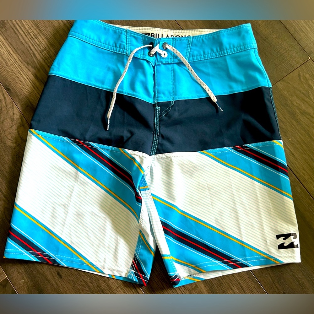 BILLABONG youth size 25 (10/12) board shorts